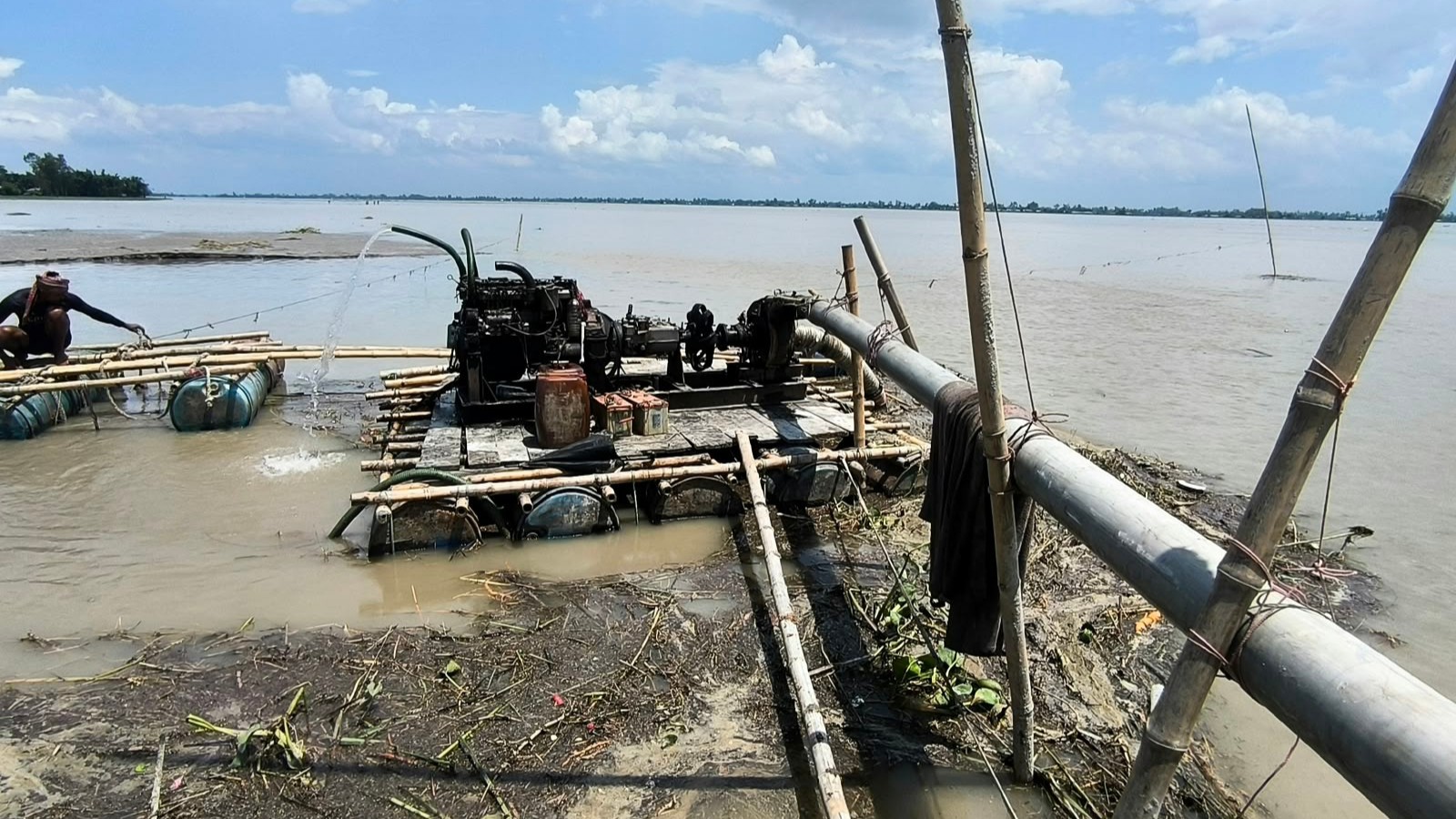 কোটি টাকার জিও ব্যাগ-জিও টিউবের পাশেই সিক্স সিলিন্ডার মেশিনে দিন-রাত বালু উত্তোলন
